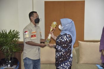 Dispora Sleman menyerahkan uang pembinaan juara Lomba OKP Berprestasi