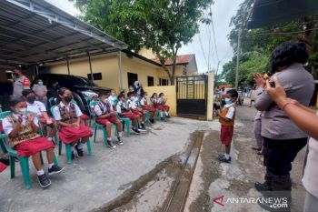 Anak-anak di Kota Kupang dihibur sebelum divaksin COVID