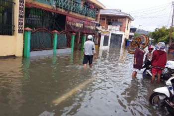 Sejumlah rumah warga di kali Acai Abepura terdampak banjir