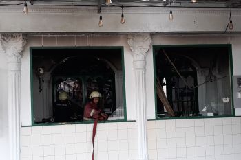 Masih berasap, Pemadam Pekanbaru kembali siram kafe terbakar semalam