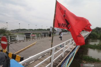 Atribut Parpol di Jembatan Cagar Budaya Kediri