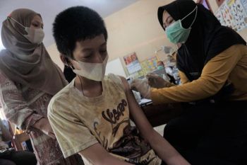 Hilangkan ketakutan, guru SLB  Batang dampingi siswa berswafoto saat divaksin