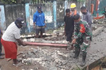 Dandim Jayapura: Prajurit TNI bantu evakuasi korban banjir dan longsor