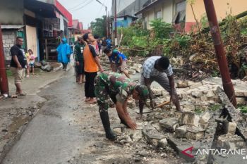 Kapendam:Personel Kodim Jayapura membantu warga terdampak banjir dan longsor