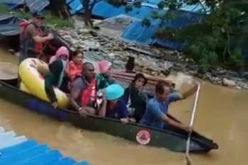 Tim SAR gabungan evakuasi warga di kawasan Pasar Youtefa Abepura