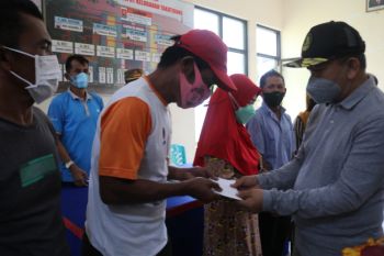 Bupati Polewali Mandar serahkan bantuan kepada warga terdampak abrasi