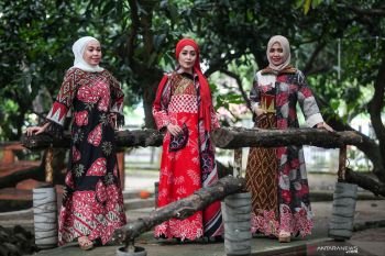 Busana Kreasi Batik Modern