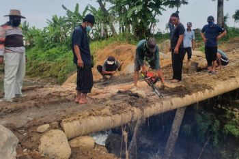 Petani Tulakan Jepara bongkar jembatan akses penambang  ilegal