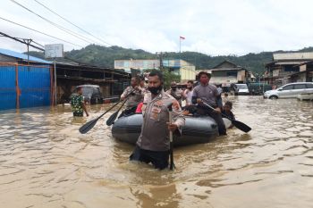 380 personel Polda Papua membantu penanganan banjir dan Longsor Jayapura