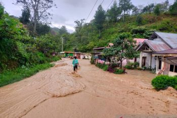 Banjir terjang permukiman warga Nagari Air Dingin di Solok