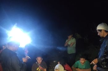Tim penyelamat evakuasi delapan pelajar terperangkap arus di Ngarai Sianok