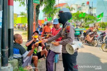 Polres Pekalongan Kota sosialisasikan prokes dan bagikan masker