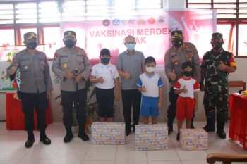 Kapolda Sulut Tinjau Vaksinasi Serentak di SD Negeri 69 Manado