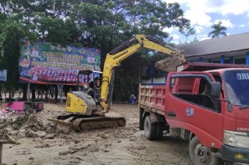 700 relawan bersihkan kawasan terdampak banjir Kota Jayapura