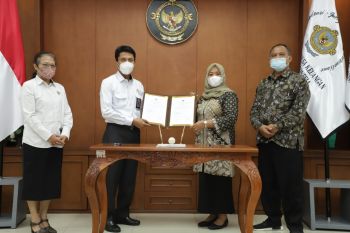 Sleman menyerahkan LKPD 2021 ke BPK DIY