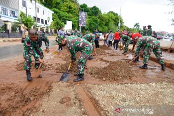 Prajurit Kodam XVII/Cenderawasih kerja bakti bersihkan kota Jayapura