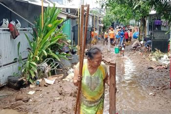 Hundreds of flash-flood victims in Bumi Mangli Permai Housing Jember District start to clean homes