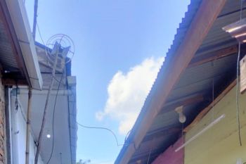 Warga Bukittinggi dikejutkan penemuan seorang pria tewas tergantung di rumahnya