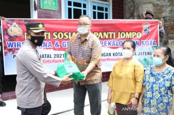 Polres Pekalongan Kota bagikan sembako bagi warga jompo