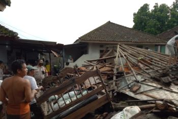 Angin puting beliung terjang rumah di Desa Mujur Praya Timur