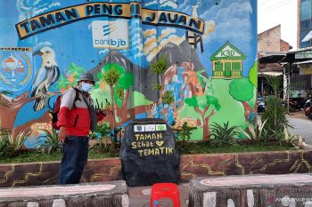 Taman di kolong Jalan layang Arif Rahman Hakim Depok