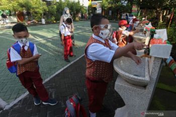Mantan Menkes Achmad Sujudi berpesan terus terapkan prokes