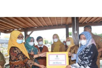 Ketua FKWT Lampung Tengah berikan bantuan kepada 12 KWT