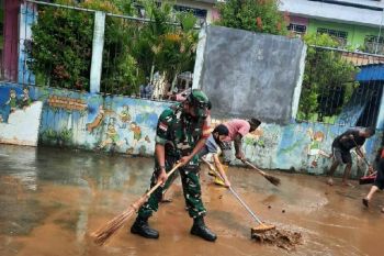 TNI bersama warga bersihkan sekolah dan gereja pascabanjir Jayapura