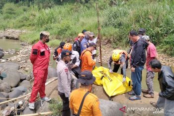 Tim SAR evakuasi jasad pemancing setelah empat hari hanyut