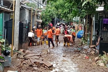 Pemkab Jember fokus bersihkan material banjir bandang