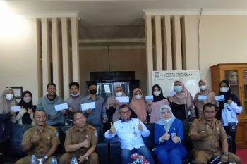 Pemkab Pasbar salurkan beasiswa pendidikan dana CSR Bank Nagari ke mahasiswa