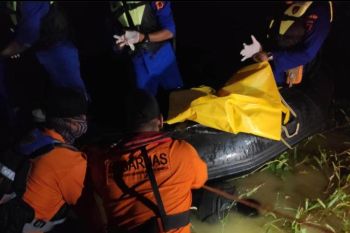 jasad pekerja kapal yang tenggelam di Sungai Batanghari Jambi