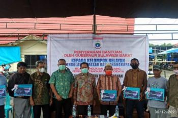DKP Sulbar serahkan bantuan senilai Rp10 miliar kepada kelompok nelayan