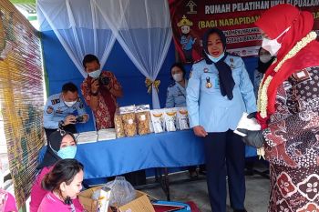 Wali Kota borong sayur hingga tapis karya napi Lapas Perempuan Bandarlampung