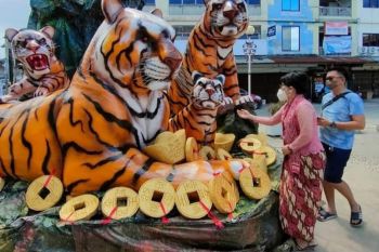 Pemasangan berbagai hiasan jelang Imlek 2022 di Kota Singkawang