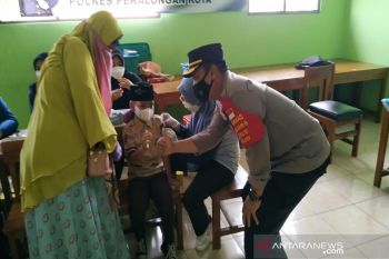 Polres Pekalongan Kota alihkan perhatian anak saat divaksin
