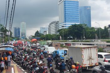 Jalan di depan DPR RI  tersendat 1 kilometer lantaran buruh demo
