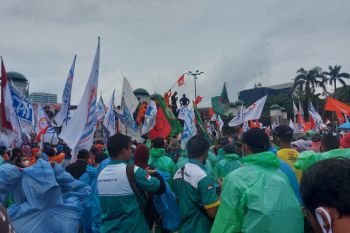 Ribuan buruh masih bertahan gelar aksi demo di DPR meskipun turun hujan