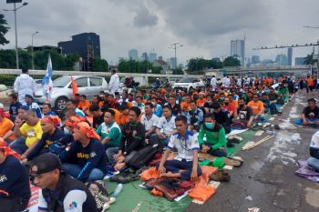 Buruh gelar shalat Jumat bersama di depan Gedung MPR/DPR/DPD