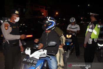 Razia vaksin malam hari di Dumai