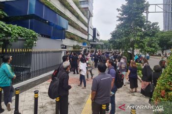 Karyawan di Wisma Antara berhamburan keluar gedung  karena  gempa 6,7