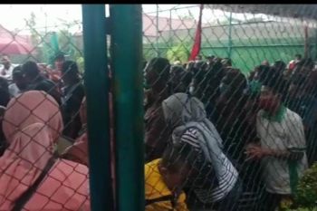 Polisi bubarkan pembagian ATM BNI karena timbulkan kerumunan