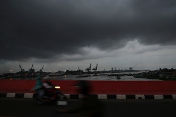 BMKG ingatkan warga waspada karena sebagian wilayah Sumsel bakal hujan petir