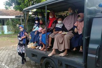 Polisi fasilitasi pelajar 6-11 tahun Banyumas menuju lokasi  vaksinasi