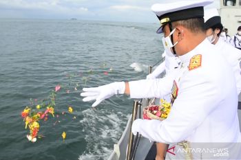 Lantamal VI Makassar gelar  tabur bunga di laut peringati Dharma Samudera