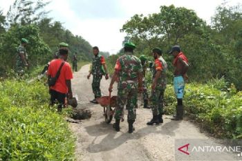 TNI bersama warga perbaiki jembatan kampung Wari Sarmi