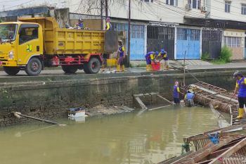 Ratusan petugas diturunkan bersihkan aliran sungai di Palembang