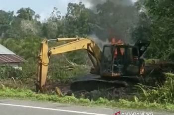 Sebuah alat berat terbakar di Aceh Barat, begini kata polisi