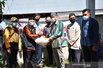 PT Semen Padang salurkan dana pengembangan masyarakat Rp18,36 miliar