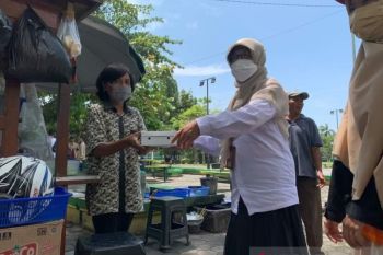 Baznas Kulon Progo bagikan 2.100 nasi kotak kepada warga miskin
